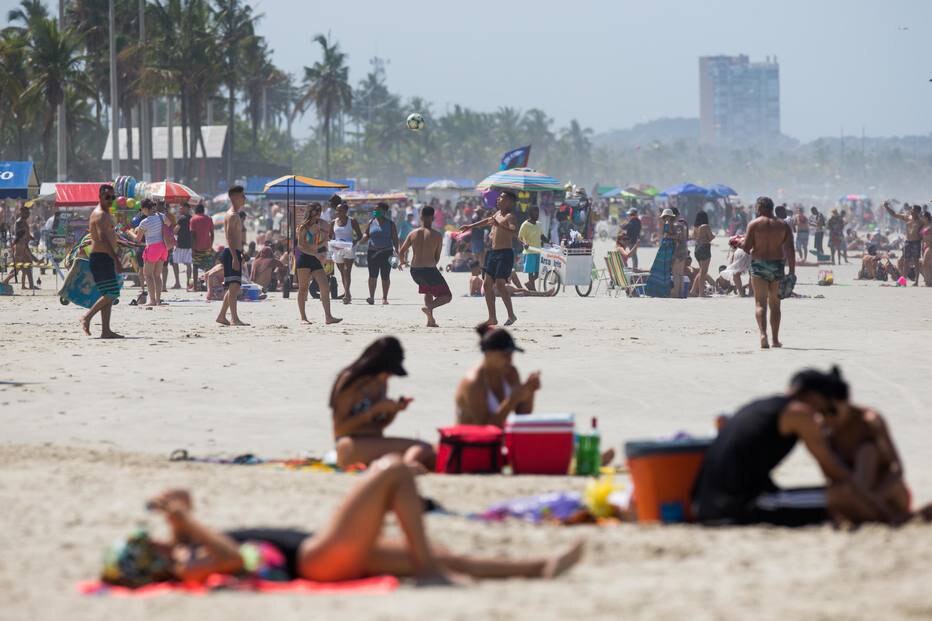 No feriado de 7 de setembro, praia do Guarujá ficou lotada