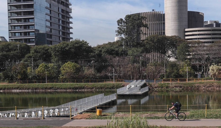 Ciclopassarela flutuante sobre o Rio Pinheiros