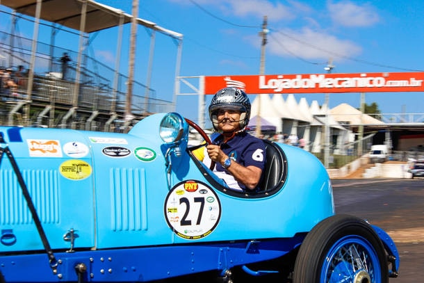Nelson Piquet - Domingo ganhei a corrida dos carros antigos (anos 30) em  Franca-SP. Corri com o Lincoln 1927 da foto. Muito divertido! E é sempre  bom ganhar uma corridinha