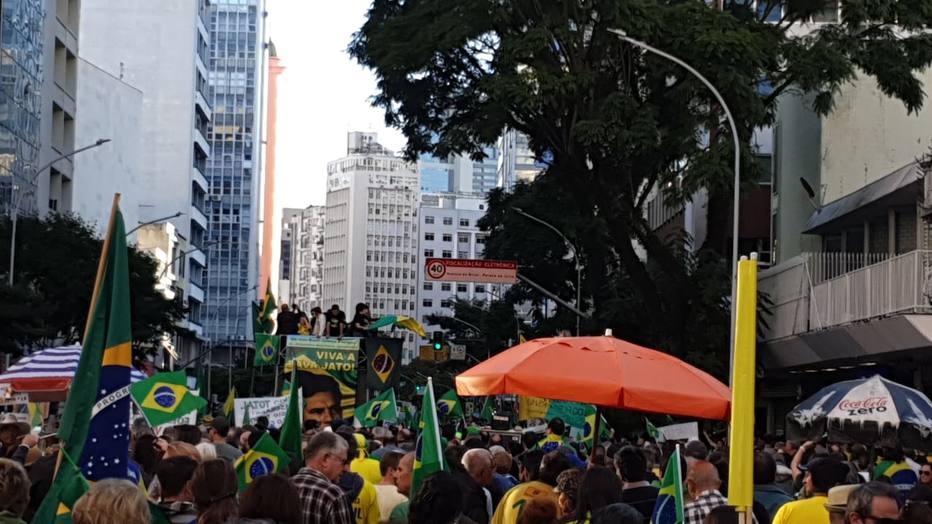 Manifestantes pró-Bolsonaro arrancam faixa a favor da educação em Curitiba