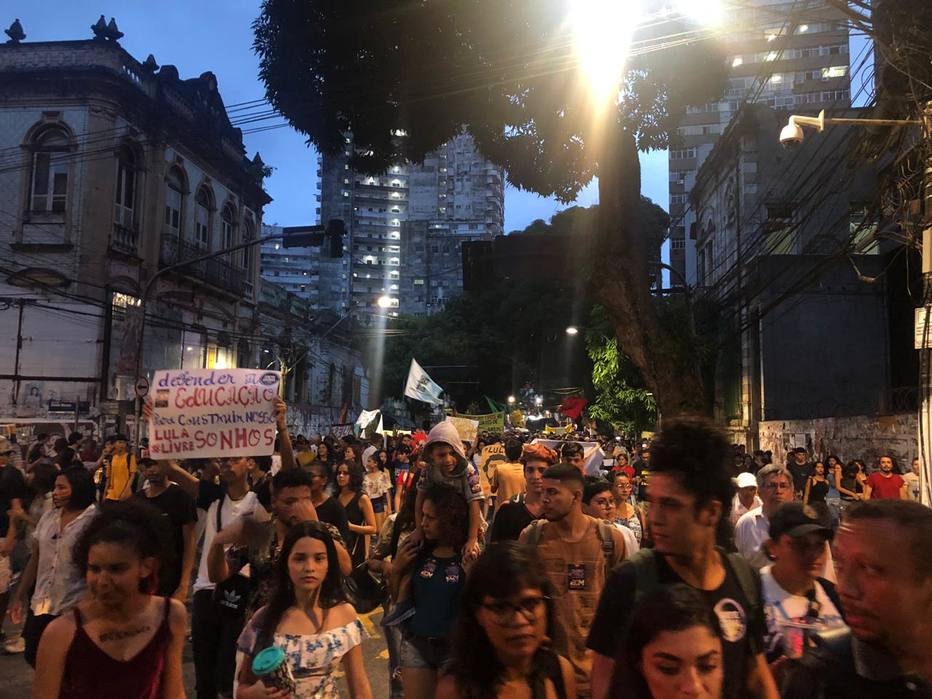 Manifestações contra o bloqueio na Educação