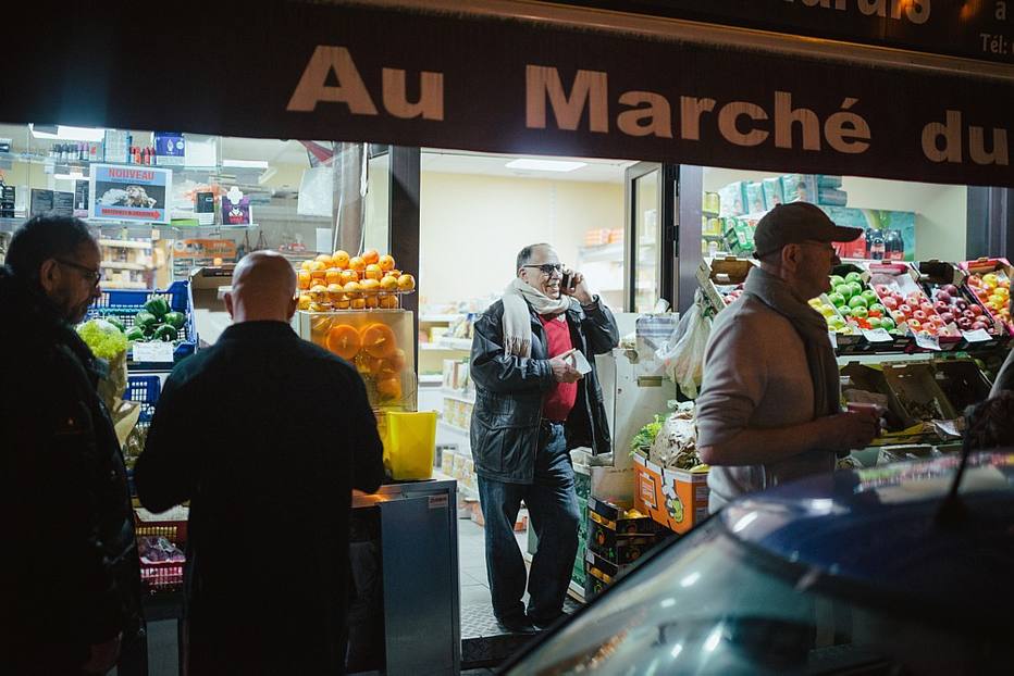 O fechamento de um mercadinho administrado pelos irmãos Ali e Amar Sitayeb desagradrou os parisienses. Um cliente é atendido por Ali.