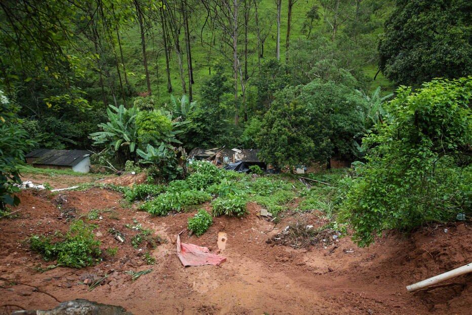 Mãe e dois filhos morreram após casa ser atingida por deslizamento em Embu das Artes