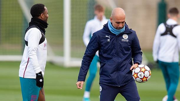 Observado por Sterling, Guardiola mostra habilidade durante treino do Manchester City