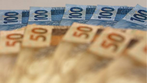 Orçamento do governo prevê salário mínimo de R$ 788 em 2015