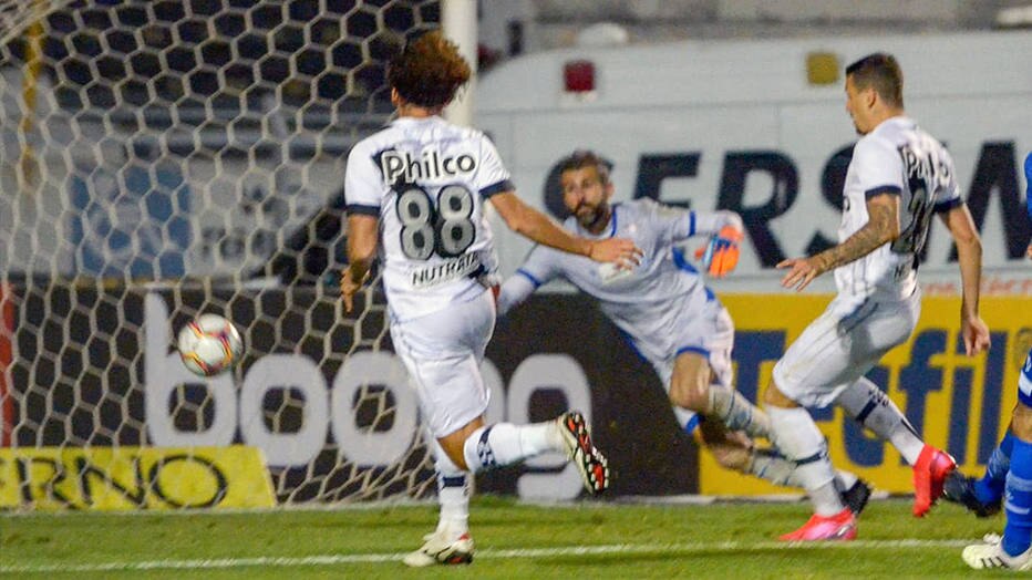 Ponte Preta Bate CSA De Virada E Conquista Primeira Vitória Em Casa Na ...