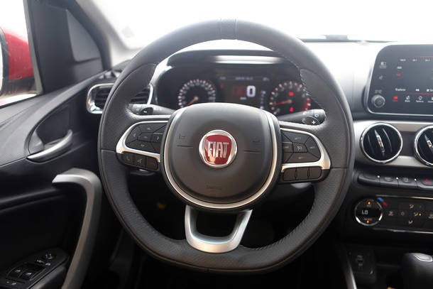 Comparativo: Fiat Argo Precision 1.8 X VW Polo Highline TSI