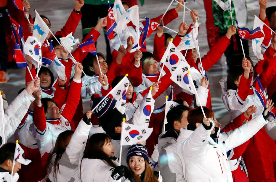 Atletas das Coreias do Norte e do Sul desfilam juntos na cerimônia de encerramento