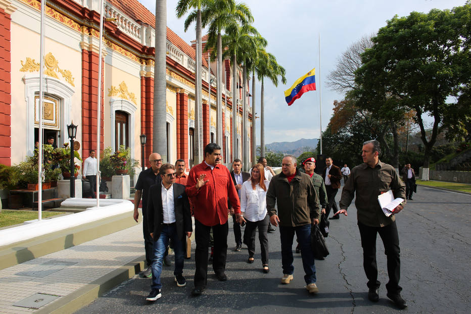 Nicolás Maduro (de vermelho) caminha ao lado de outros dirigentes chavistas antes de ato de governo na capital Caracas