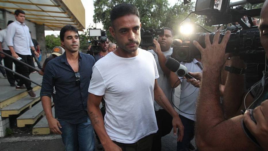 Primeiros corpos de v&iacute;timas da trag&eacute;dia no CT do Flamengo s&atilde;o retirados do IML