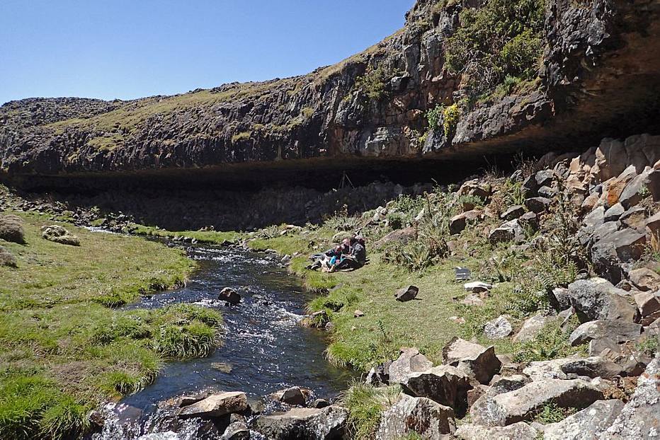 O abrigo de pedra de Fincha Habera nos Montes Bale na Eti&oacute;pia. Seres humanos viveram ali h&aacute; 47 mil anos.