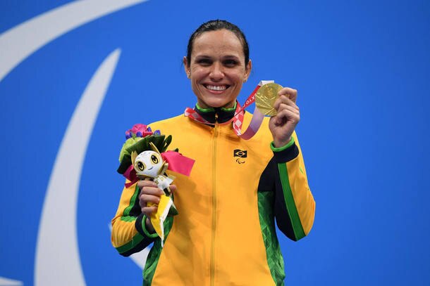 Maria Carolina Santiago conquista o ouro na natação