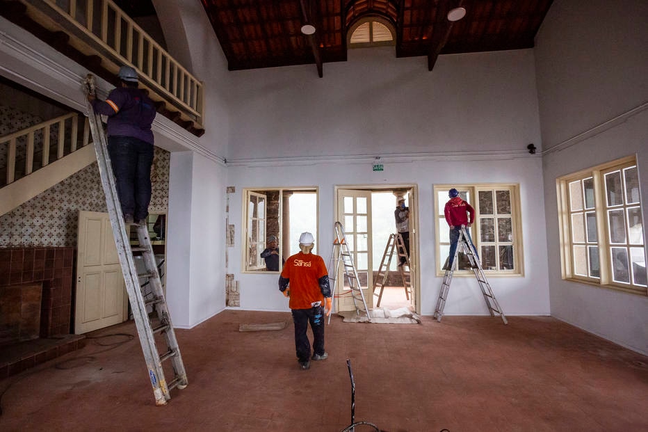 Maioria dos azulejos do salão principal do Pouso de Paranapiacaba foi retirada para restauro em estúdio