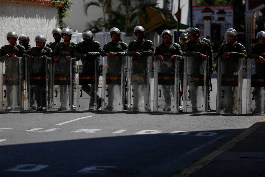 Mais de 800 pessoas foram presas na Venezuela em protestos contra Maduro, incluindo 77 menores