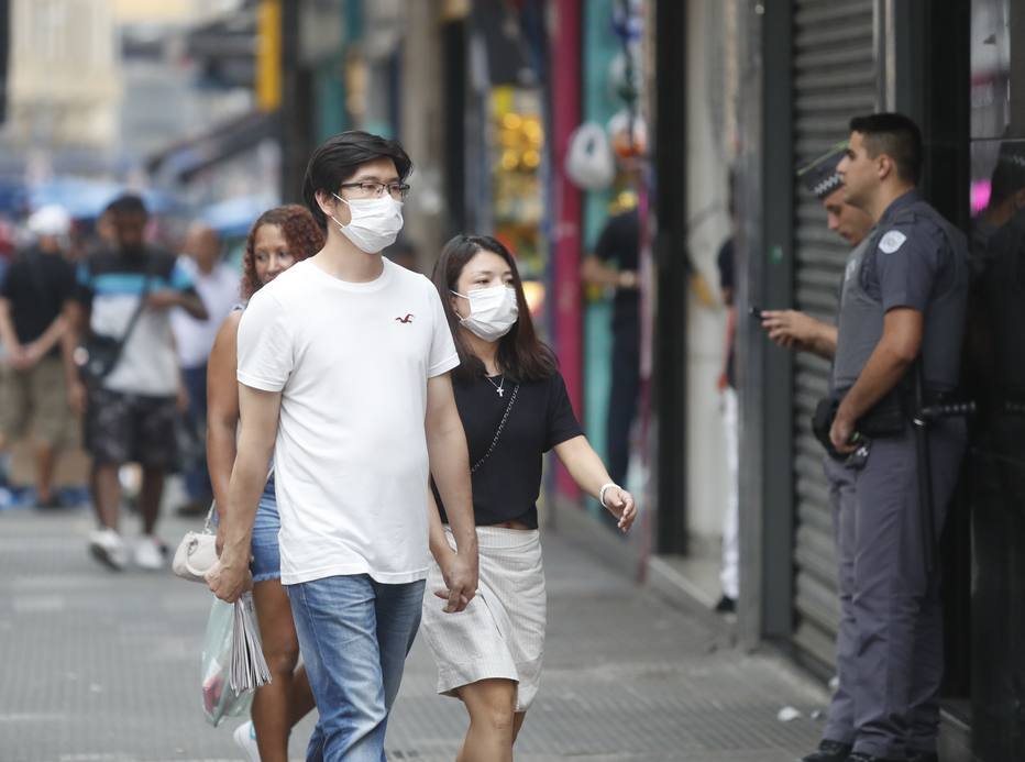 Pedestre usa máscara devido ao surto do coronavirus, na regiao da rua 25 de Março, centro da capital paulista