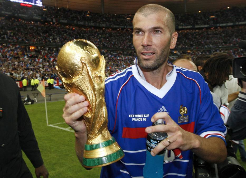 Zidane carregando a taça da Copa do mundo de 1998 na França
