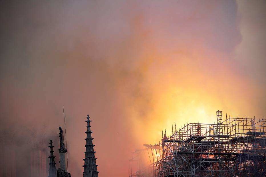 Fogo pode estar relacionado com obras de renovação no interior do edifício, segundo o Corpo de Bombeiros; a catedral é um dos principais pontos turísticos da cidade parisiense