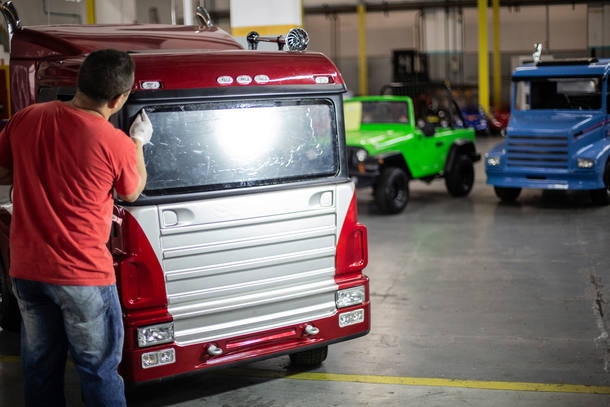 Dia das Crianças: como é dirigir um caminhão de brinquedo - Jornal do Carro  - Estadão