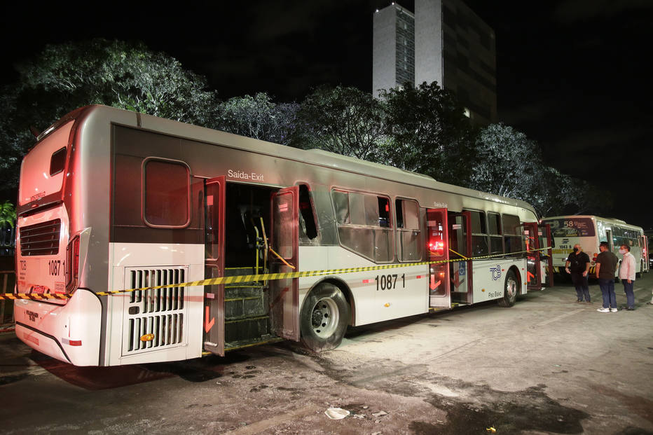 Homem é preso após atear fogo em ônibus em frente ao Palácio do Planalto