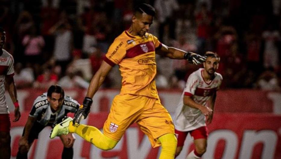 CRB Bate Grêmio Na Série B Com Dois Gols Do Goleiro Diogo Silva ...