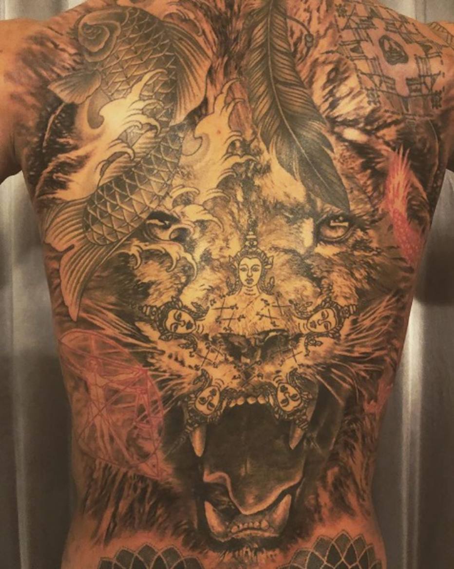 Ibrahimovic mostra tatuagens incríveis nas costas em post