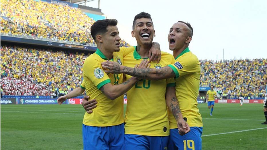 Coutinho, Firmino e Everton comemoram o gol do Brasil diante do Peru