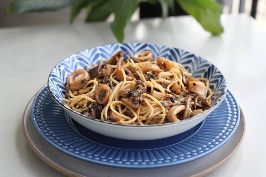 Espaguete oriental com lula e shimeji Paladar Estadão