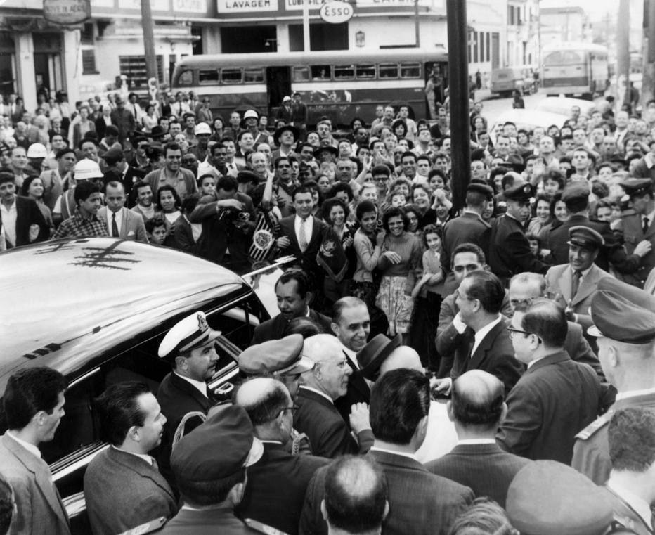 Multidão cerca e aplaude o então presidente da República, Juscelino Kubitschek, em frente ao novo conjunto do Sesi (Serviço Social da Indústria), na Rua Catumbi, na Vila Maria, em julho de 1960. Ao deixar a presidência, JK daria lugar a Jânio Quadros, que havia governado São Paulo de 1955 a 1959 e fora eleito com apoio maciço dos moradores da Vila Maria