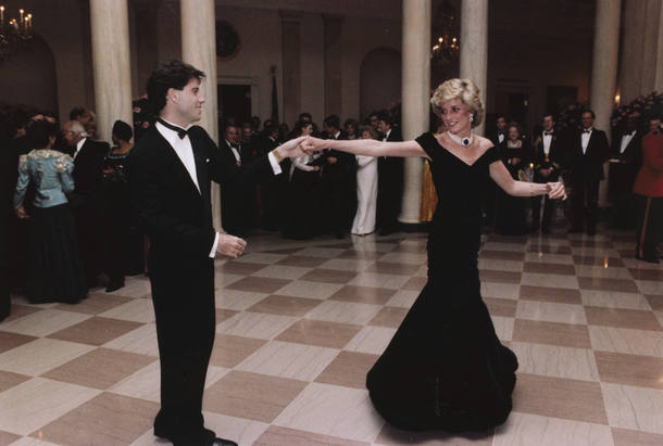 O ator John Travolta dança com a Princesa Diana, na Casa Branca