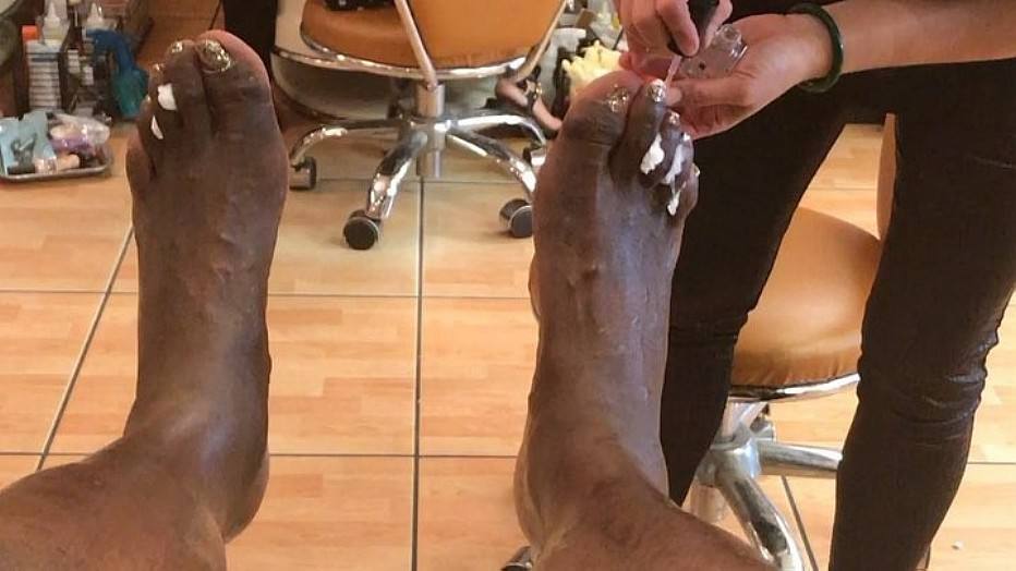 Após mostrar pés feios, Shaquille O'Neal vai a pedicure e pinta as