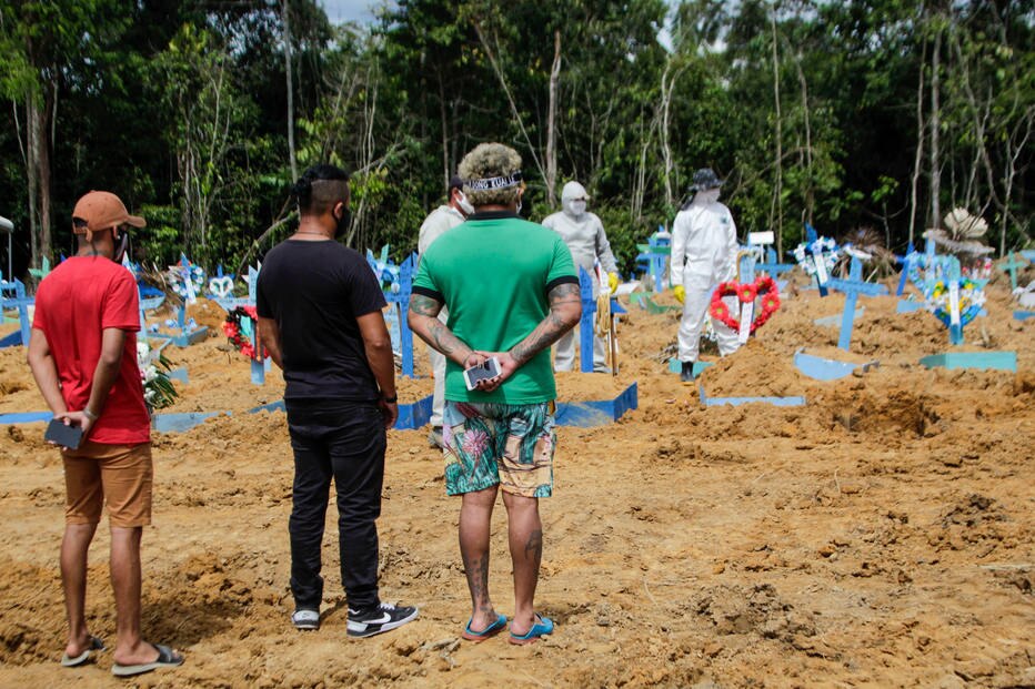 Movimentação no cemitério Parque de Manaus, na zona norte da cidade de Manaus.