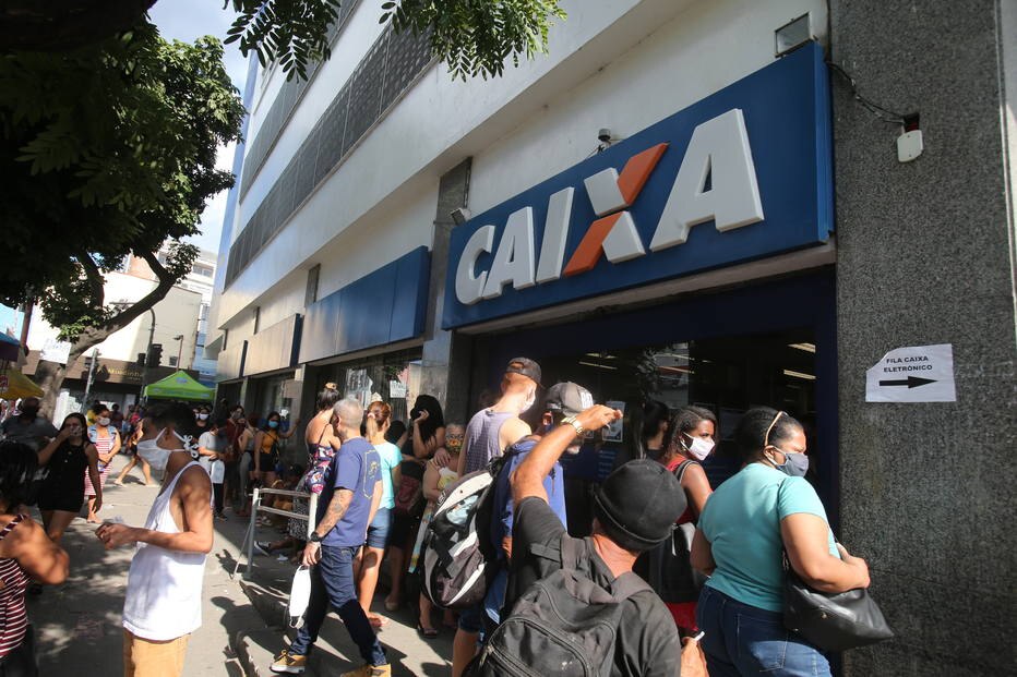 Fila para o Auxílio Emergencial