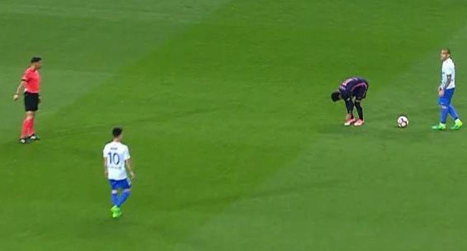 neymar com chuteira rosa