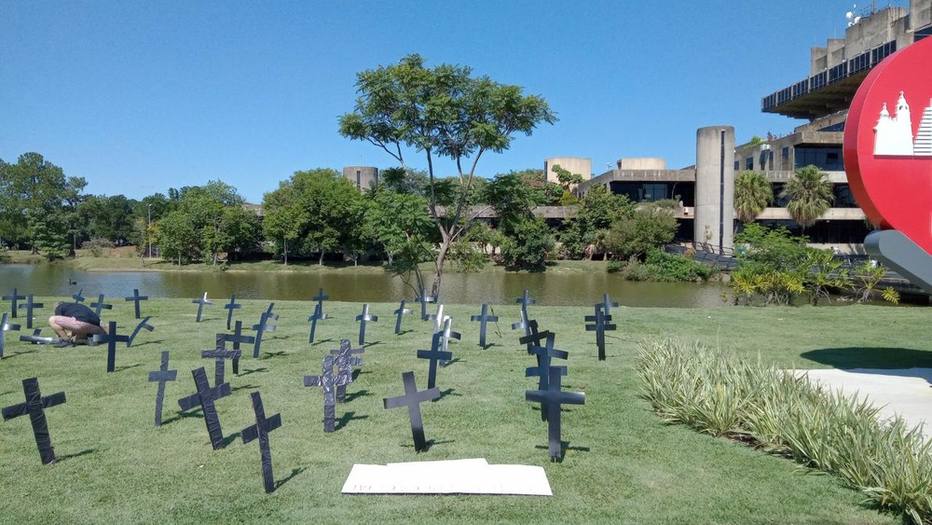 Cruzes lembram as mortes por covid em Sorocaba