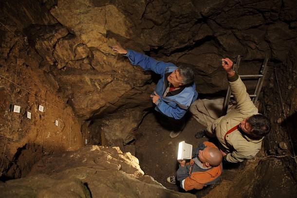 Pesquisadores na caverna Denisova, na Sibéria, onde foi descoberto o fóssil de um humano híbrido de 90 mil anos atrás.