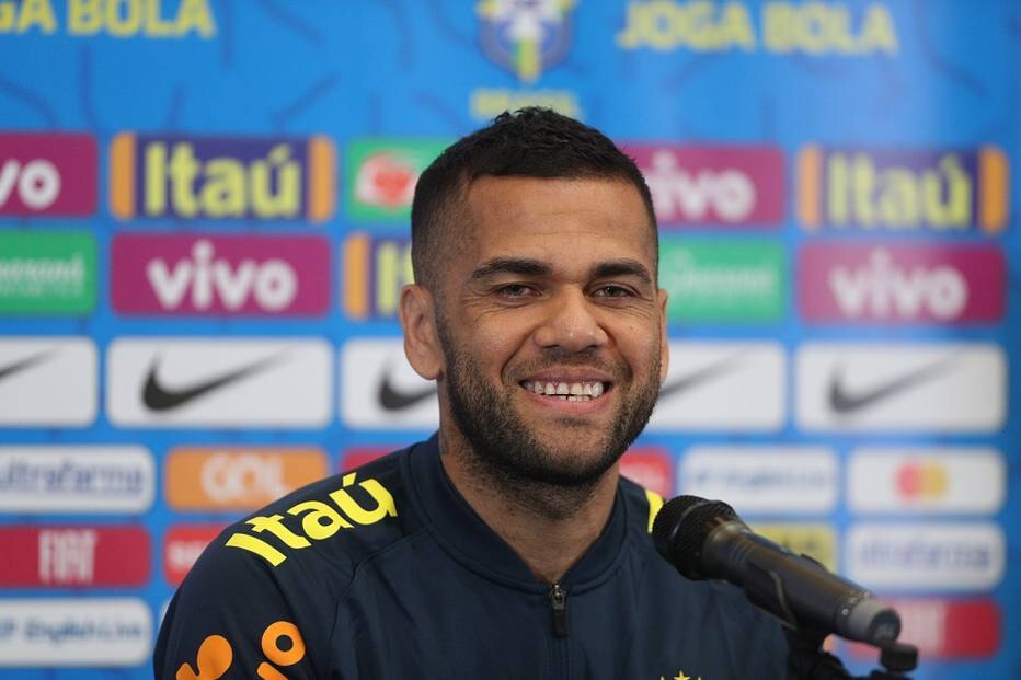 Daniel Alves cobra mais proximidade entre torcida e seleção brasileira