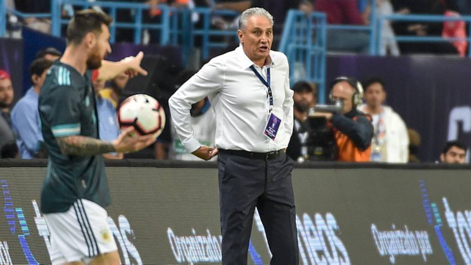Tite orienta o Brasil na derrota diante da Argentina, de Messi
