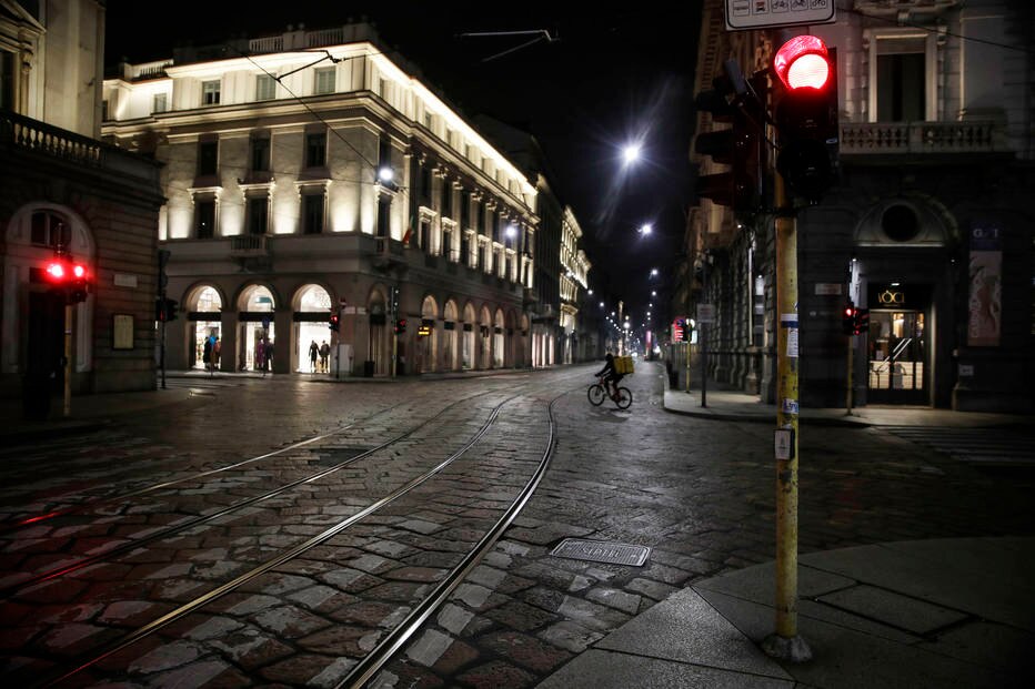 Rua deserta Mil&atilde;o It&aacute;lia coronav&iacute;rus