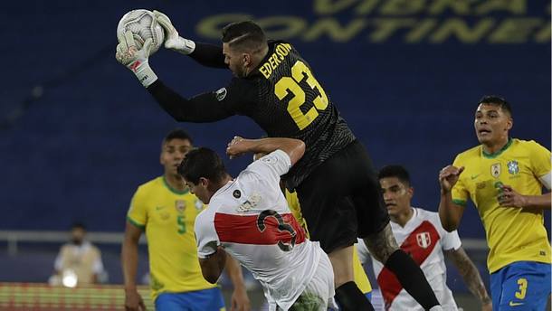 Ederson faz defesa durante o triunfo sobre o Peru por 1 a 0