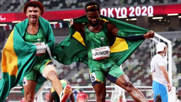 Petrúcio Ferreira e Washington Júnior comemoraram medalhas nos 100m rasos da classe T47 com dancinha