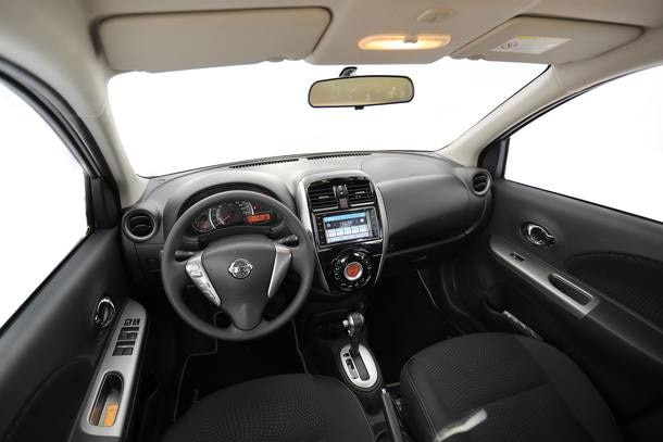 Nissan March 1.6 SL CVT x Volkswagen Gol 1.6 Highline I-Motion