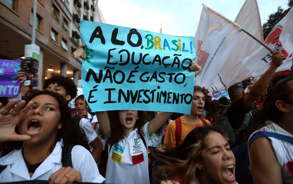 Estudantes protestam contra cortes do governo Bolsonaro na educaÃ§Ã£o