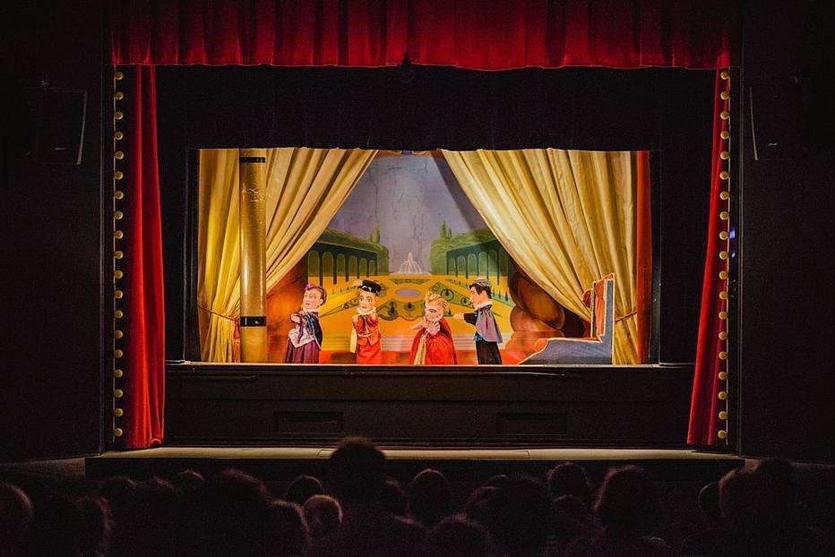 Em meio a tecnologia, teatros de resistem na França