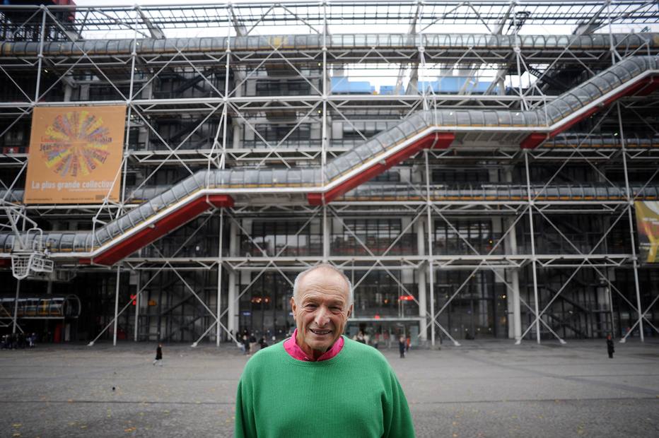 Richard Rogers, um dos dois arquitetos criadores do Centro Georges Pompidou, posa para foto em frente ao famoso edifício em Paris.