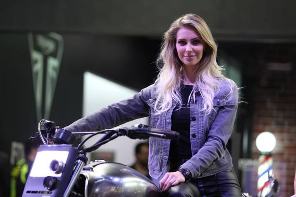 Toque feminino no Salão Duas Rodas 2015