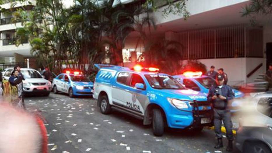 Professores da Uerj fazem ato em frente a casa do ...