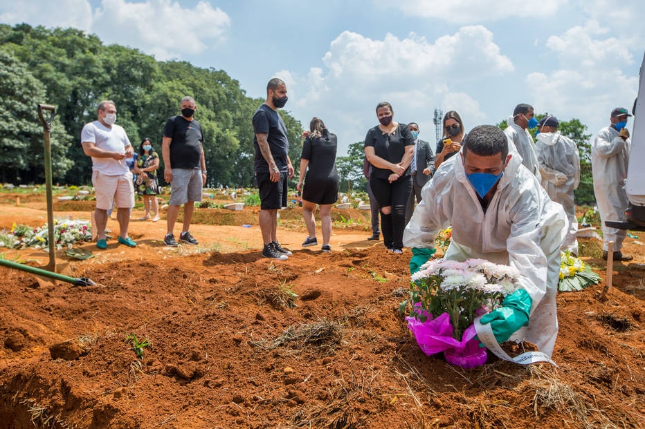 Cemitério da Vila Formosa bate recordes diários de sepultamentos da chamada D3, que é como o sistema funerário identifica as vítimas da covid-19 em seus documentos. 