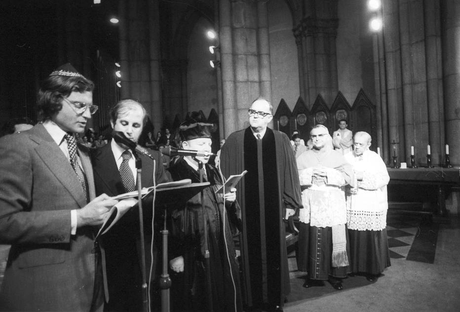 Sobel (à esquerda da foto) celebrou um ofício inter-religioso em homenagem a Vladimir Herzog durante a ditadura militar