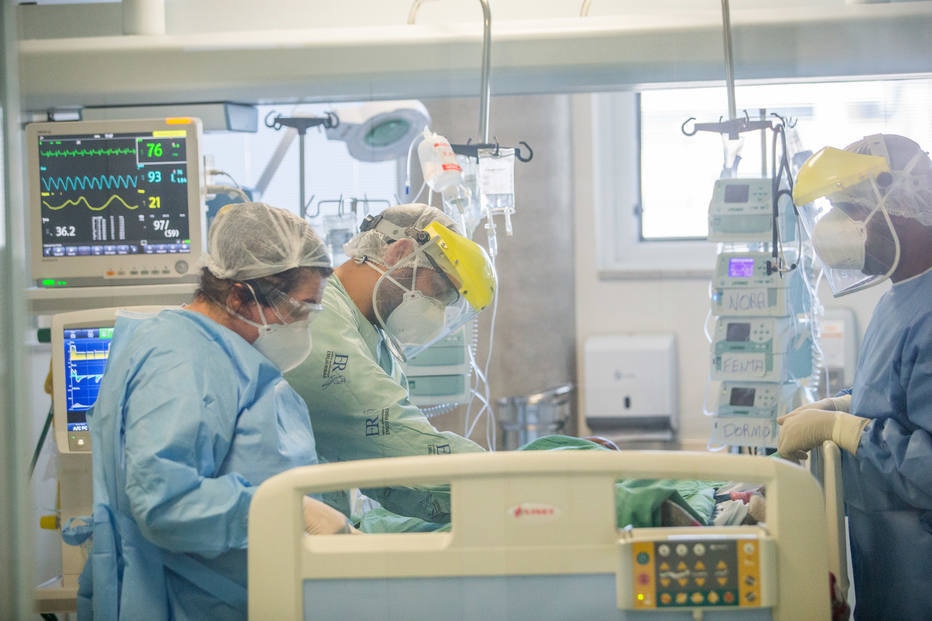 Hospital de referência de Manaus tem UTI lotada de pacientes com sequelas da covid-19