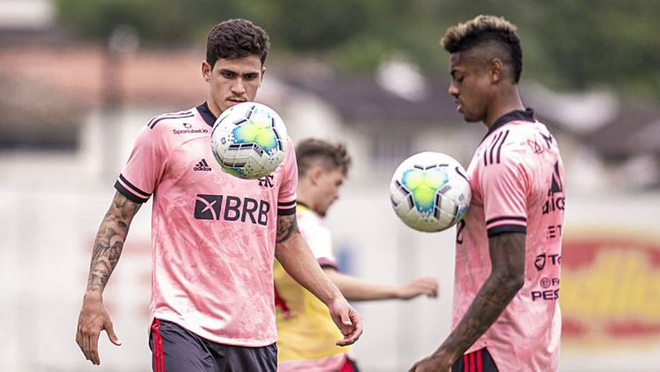 Flamengo visita Corinthians em busca da liderança